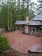 Patterned driveway with coloured brick